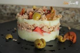 Pure de patatas casero y ensalada de atún
