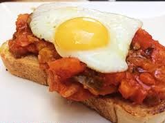 Tosta de pan con pisto de cebolla, calabacín y tomate y huevo de codorniz